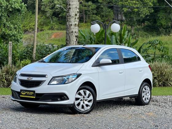 CHEVROLET ONIX 1.4 MPFI LT 8V FLEX 4P MANUAL CHEVROLET ONIX 1.4 MPFI LT 8V FLEX 4P MANUAL